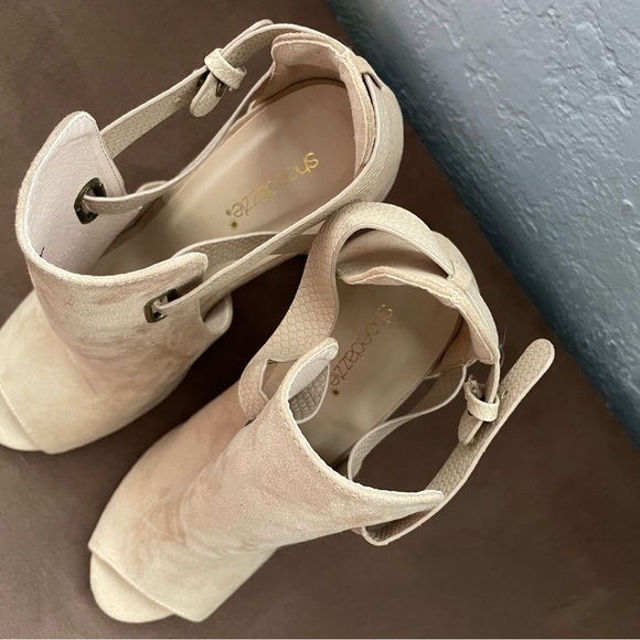 Tan shoe booties by Shoedazzle! - Picture 2 of 4